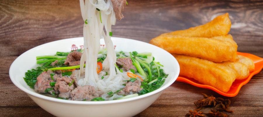 Tô phở Hà Nội cùng đĩa quẩy giòn – nét văn hóa ăn sáng truyền thống